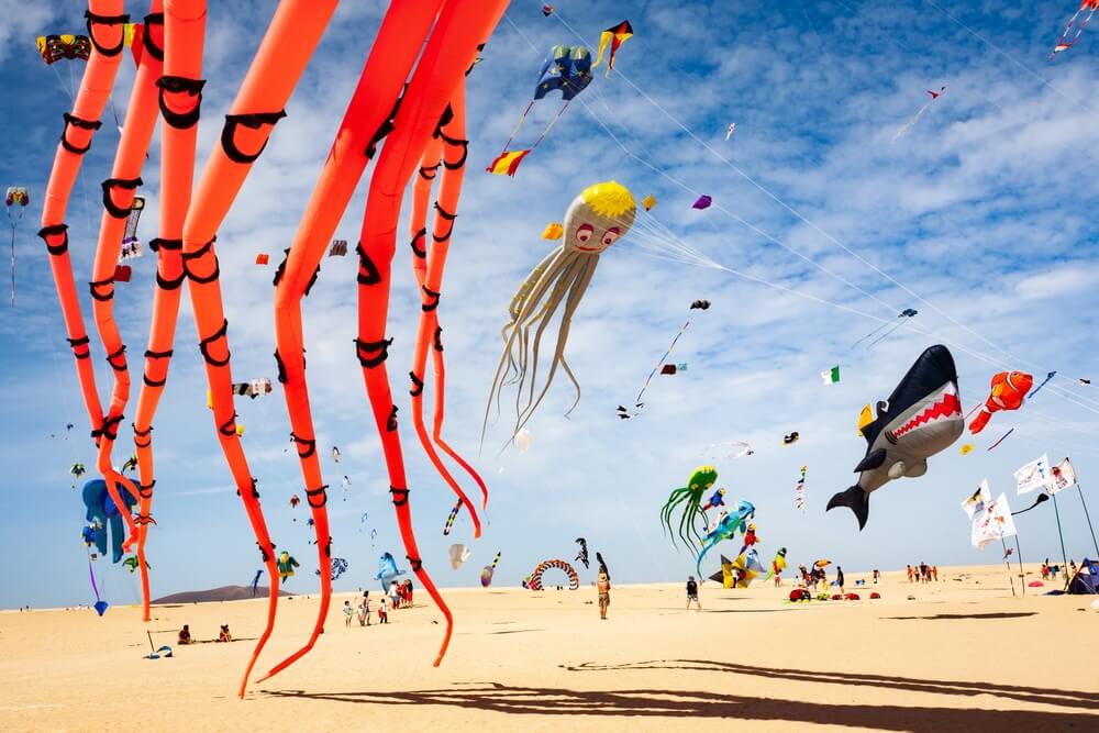 enormi aquiloni colorati tra le dune di corralejo, Fuerteventura